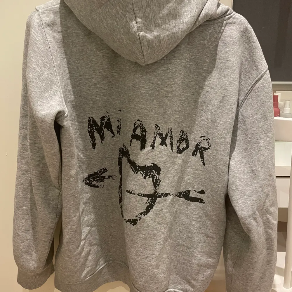 Säljer min Mira Paris hoodie, då den inte kommer till användning. Bara använd ca 3 gånger, så mycket bra skick! Från början köpt för 1666kr.💕. Hoodies.
