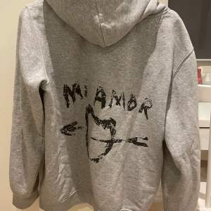 Säljer min Mira Paris hoodie, då den inte kommer till användning. Bara använd ca 3 gånger, så mycket bra skick! Från början köpt för 1666kr.💕