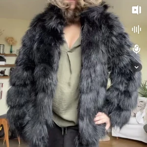 Pälsjacka  - Supersnygg svart pälsjacka! perfekt nu till vädret, skulle säga att den passar xs-m🤍klicka gärna på köp nu! 