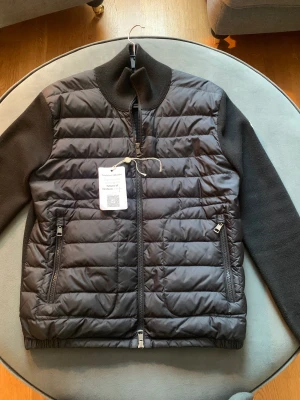 Moncler cardigan  - Moncler cardigan i grymt skick! Lapp från köp är kvar som syns i bild.  Cardigan är i  storlek M, Inga hål så fel fri. Givetvis äkta! Skambud ignoreras. Finns i centrala Stockholm eller postas spårbart och försäkrat om så önskas 5100 kr
