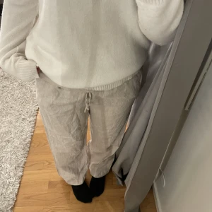  Beiga linnebyxor - Ett par beiga linnebyxor från Cubus i bra skick. Köptes för 399 förra sommaren💘skriv gärna för att få fler bilder på byxorna🌟