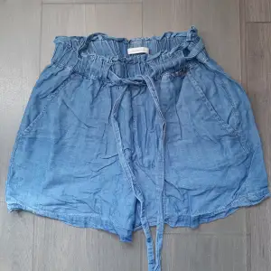 Fina shorts med knyte från Diverse. Använda några gånger och säljer de för de är för små för mig. Skriv för mer info och fler bilder🌷