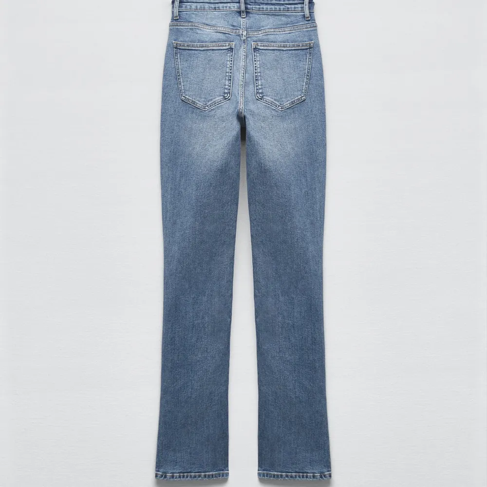 Säljer mina snygga Zara jeans med slits då jag har ett par liknande🤍💙. Jeans & Byxor.