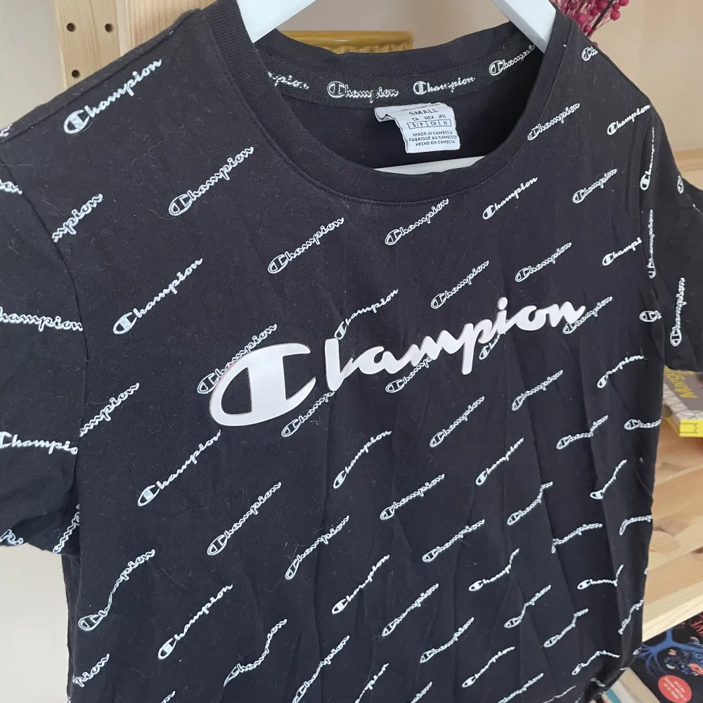 Basic t-shirt från Champion i använt men bra skick. Storlek S! Köparen står för frakten 👕. T-shirts.