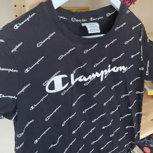 Basic t-shirt från Champion i använt men bra skick. Storlek S! Köparen står för frakten 👕