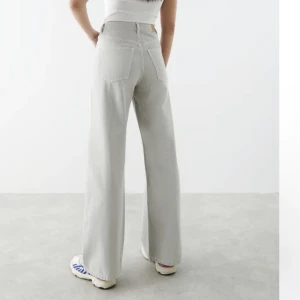 idun wide - säljer mina idun jeans fast i beige från gina, skriv för egna bilder💗