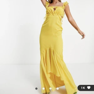 Klänning  - Så himla fin klänning från Asos, tänkte ha den till balen men den hann bli för stor! Vill att den ska hitta ett nytt hem så den inte bara blir hängande, lapparna är kvar!🩷