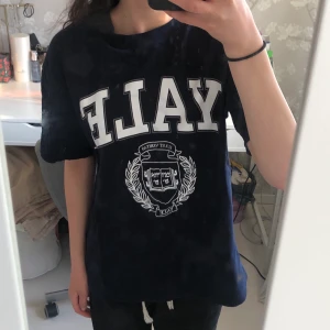 T-shirt - Säljer en marinblå T-shirt från H&M i strl. XS. Använd under hösten/vintern 21 och har de senaste åren legat i garderoben. Köparen står för frakten😇