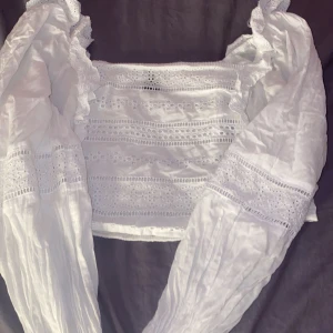 Topp  - En jättefin topp från lindex, väldigt använd inte sliten. Pris kan diskuteras 