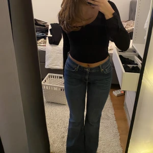 Jeans - Säljer mina lpgmidjade bootcut jeans från Gina tricot, som tyvärr inte kommer till användning längre. De är i bra skick o sparsamt använda! Har en fin mörkblå färg o är i storleken 36/ S