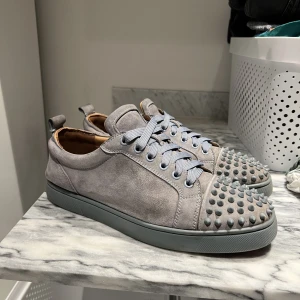 Christian Louboutin  - Säljer mina grå loubs har dust bag ingen box dock   Endast frakt köparen står för frakt också 