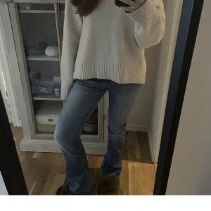 7 for all man kind bootcut jeans - Första bilden är lånad❗️❗️Säljer nu mina favorit jeans ifrån 7 for all man kind. De är lågmidjade och i modellen bootcut!💗 passar bra på xs/s💗kom privat för övriga frågor💗💗