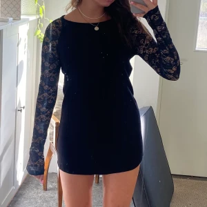 Svart klänning  - Vacker klänning med spets ärmar och dragkedja baktill. Storlek 38, från H&M och obetydligt använd.