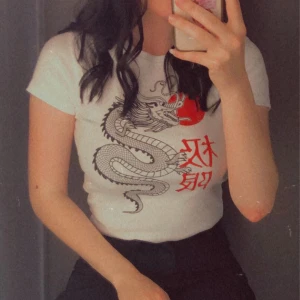 Cool tröja  - Jättesnygg croptop med coolt tryck från newyorker. Ganska stretchigt material.