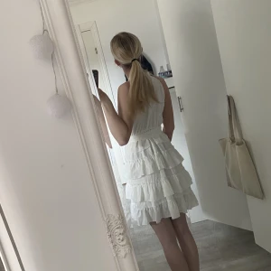 studentklänning  - jätte fin vit klänning passande till studenten eller bara en fin sommarkväll 