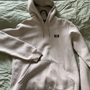 Dickies hoodie - Ljusrosa-beige (svagt rosa) hoodie från Dickies i fint skick. 