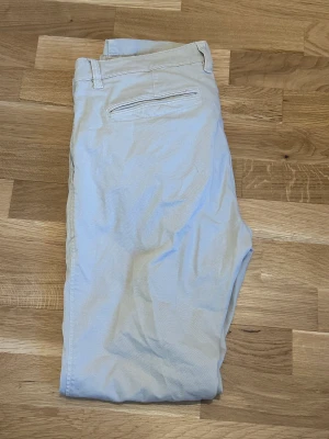 Chinos ljusa NN07 - Nypris 1399:- Cremefärgad