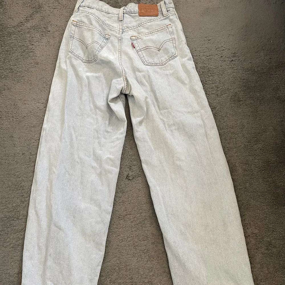 Ett par Levi’s jeans i bra skick, ser ut som nya. Storlek 25/30, högmidjade.. Jeans & Byxor.