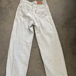 Ett par Levi’s jeans i bra skick, ser ut som nya. Storlek 25/30, högmidjade.
