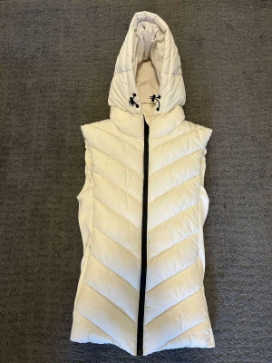 Zara väst vit  - Säljer denna zara västen aldrig använt !! Storlek xs (minsta) 