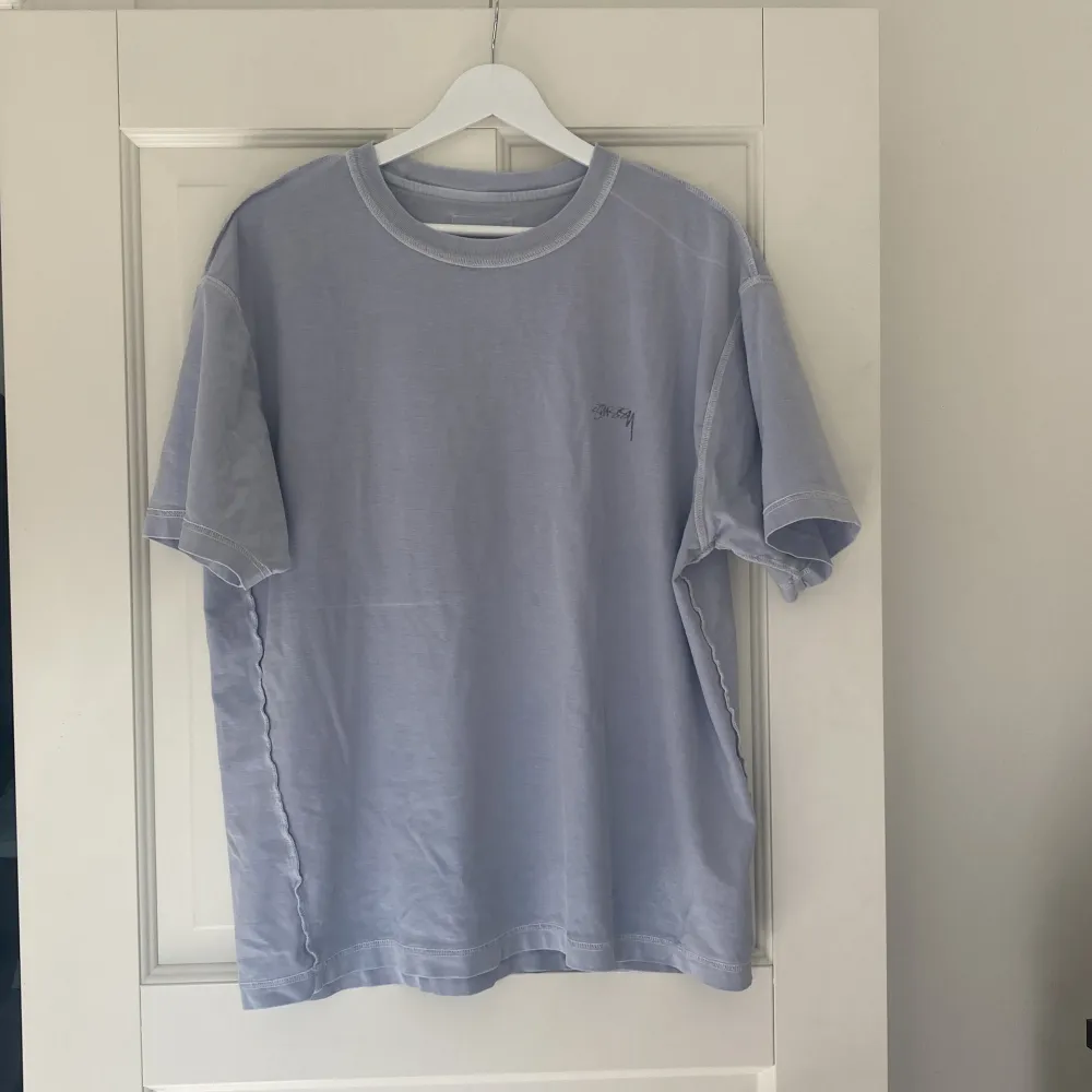 Stussy tröja som är vändbar åt båda hållen, storlek M. Båda tagsen är borttagna . T-shirts.