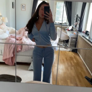 babyblå juicy set - säljer nu mitt super fina baby blåa juicy set, då den inte kommit till användning. köpt förra året på juicy hemsidan ( nypris 2100kr ) settet är så gott som nytt och har inga defekter! fler bilder går att få. 💙går att köpas separat. ☺️ 750kr.