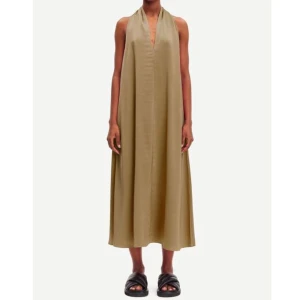 Samsøe Samsøe klänning Cille - Säljer min finafina klänning från Samsøe Samsøe i storlek L funkar om man har M också framförallt över bysten. Använd en gång. Köpt för 1700kr säljer för 650kr