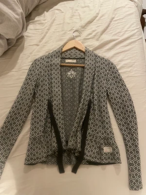 Odd Molly kofta - Favorit kofta från Odd Molly, sitter väldigt flattering, superfint skick!