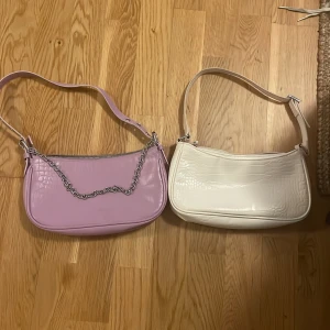 Två väskor  - Två snygga väskor vänstra från HM, högra från MONKI. Perfekt till våren, säljer 1 för 125 kr båda för 220👌 Säljer även fler grejer på min profil ❤️