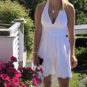Klänning - Säljer denna vita klänning från zara som passar till många olika tillfällen! Andvänd en gång, kontakta för fler bilder!