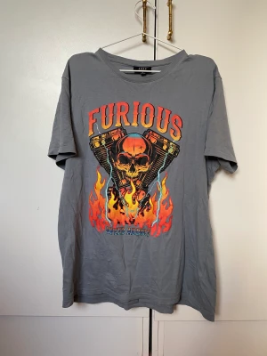 Oversized T-shirt - Oversized t-shirt med snygg orange färg. 