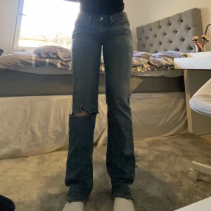 Levis  - Levis byxor passar bra  för mig är 164 och har storlek S vanligtvis. Det finns skosnören i byxorna så man kan ändra midjestorleken, skriv vid fundering 