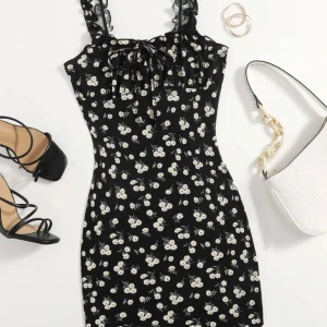 Klänning - En jättefin blommig klänning i skönt material. Modellen är ganska kort och figurnära🌷✨ Använd 2 gånger. Skriv vid frågor eller för fler bilder!