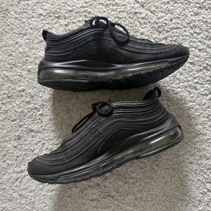 Ett par svarta Nike air max 97. De är välanvända och lite slitna men de är sköna och snygga ändå! Nypris: 1700 kr 