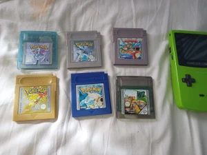 Game Boy Color Och pokemon spel  - Säljer mitt Game Boy Color samt pokemon spel som kostar 500 st. Du får allt fler 2500 . Då det är gold version silver version och Mario samt antz spelet får du på köpet.jag har även picatchu till Game Boy. Allt funkar perfekt. 3000 för allt. 