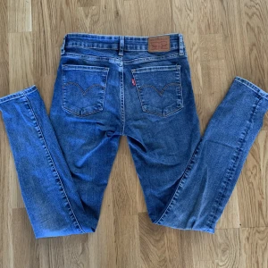 Levis Jeans - Mörkblå jeans från Levis (711 skinny)