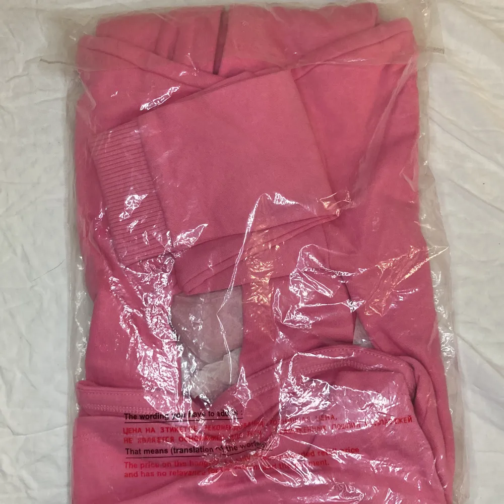 Rosa Easy hoodie aldrig använt (är i original förpackning) storlek 152/ original pris 350kr . Hoodies.