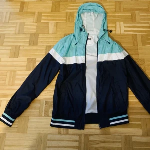 Jacka och tröja  - Fin jacka och tröja som säljs på grund av för små storlekar. Jackan är storlek S och säljs för 50 kr. Tröjan säljs också för 50 kr. Alla storlekar finns på bilderna! Kontakta för mer bilder!