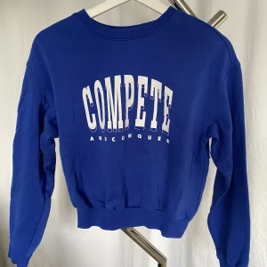 Kornblå sweatshirt  - Kornblå sweatshirt med tryck från Hm. Storlek XS. Fint skick. Kort modell som passar bra till t.ex. högmidjade jeans. 
