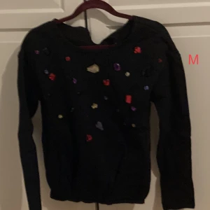 Tröja och hoodie - Två jätte fina kläder som är i bra skick. Tröjan med diamanter säljs för 100 kr. Hoodien säljs för 75 kr. Alla storlekar finns på bilderna! Kontakta för mer bilder!