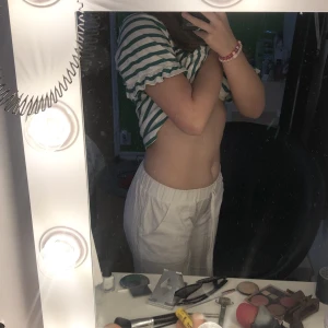 Linnebyxor  - Ett par lågmidjade linnebyxor i färgen vit. Egentligen inget fel på de bara att de är för tajta för mig vid magen. Hur sköna som helst😻🌸(fakesnören)