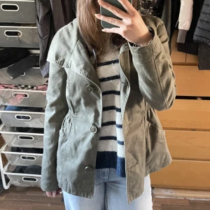 Grön jacka - Säljer denna gröna jackan från only