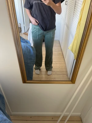 Juicy couture - Gröna juicy couture mjukisbyxor i storlek M. Köptes i vintras och är använda fåtal gånger.