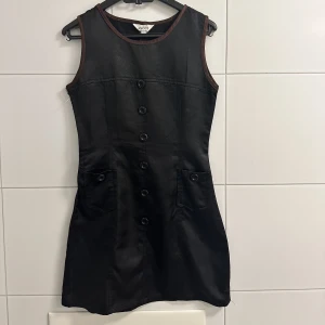 KLÄNNING  - Överdrags klänning om man vill såklart, så otroligt retro och vintage. Så snygg men är för liten för mig😅