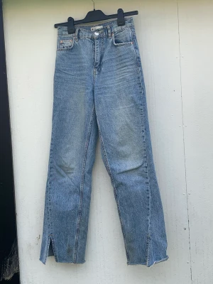 Midrise jeans  - Midrise jeans från Gina tricot med en slitts på slutet av benet, varan har små tecken på användning men inget man tänker på. 