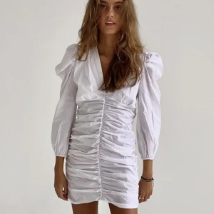 Design by Si klänning - Vit klänning "Thalia" från DesignbySi i storlek M/L, något liten i storleken. Passar perfekt till studenten! Modellen på bilderna bär storlek XS/S. Aldrig använd, nyskick . Dragkedja i sidan. Nypris 423kr.