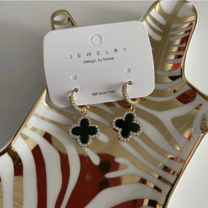 Superfina klöver örnhänge, guldpläterat - Jättefina svarta klöver örnhänge med stenar. Guldpläterat. Finns tillhörande armband bland mina annonser. Fraktas för 15 kr