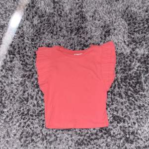 En jätte fin t-shirt med volangärmar från zara i en korall rosa färg. Använt ett få tal gånger storlek:M men passar mig som bär xs och s 