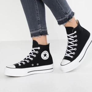 Converse skor - Säljer min converse skor då dom har blivit försmå. Dom är använda runt 2-4 gånger då dom blev försmå. Dom är i väldigt bra skick 9/10. Priset kan vi diskutera om☺️🙌🏼💕