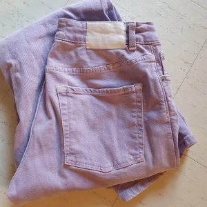 lila jeans - Har använt ett fåtal gånger skick 10/10. Säljer då de inte komme till användning längre. Har satt in ett snöre i midjan som man kan dra åt (se bild 2)